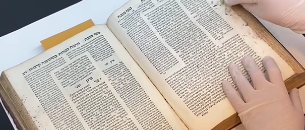 Hogyan mentik a rabbiképzőn a becses könyveket?